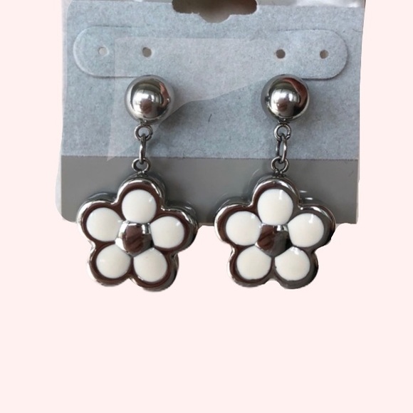 Stainless Steel Flower posts Earrings - Picture 10 of 10